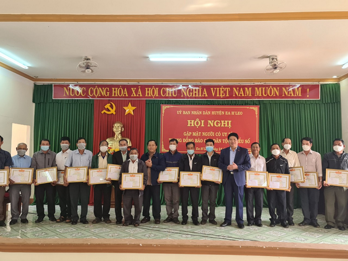 hoi nghi gap mat nguoi co uy tin trong dong bao dan toc thieu so 4